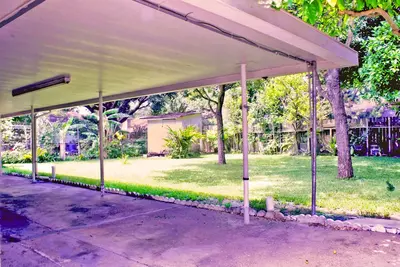 Image de This is a 5 bedroom, 2 bath house near Downtown and Bush Int Airport.