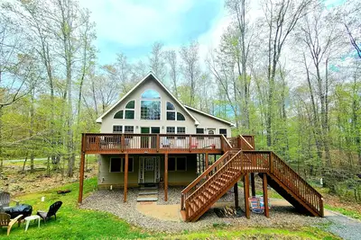 Image de Huge w/Fire Pit, Pets, Game Room, Hike, Quiet Street, Summer in the Mountains!
