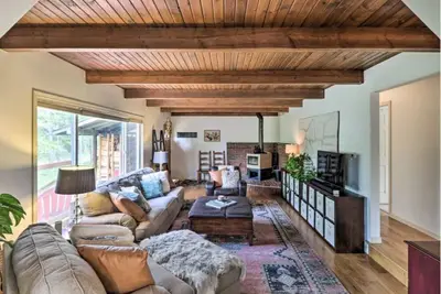 Image de Cozy County Home - Hot Tub!