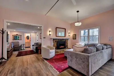 Image de Views, Privacy, Screened Porch w/fireplace, claw foot tub, dog friendly