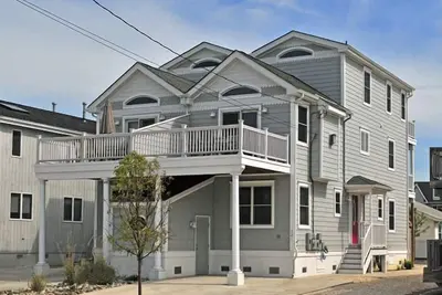 Image de Spacious 3-story townhome - just 3 blocks from the beach