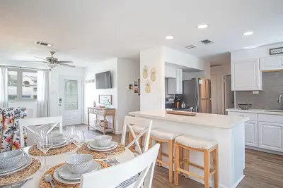 Image de Sun+Sand=Fun at Sandy Feet Retreat, 4 Br beach home sleeps 8 in beds!