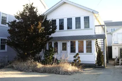 Image de Charming 3 Bedroom Upper Unit 1/2 Block From Ocean - 21 L Street
