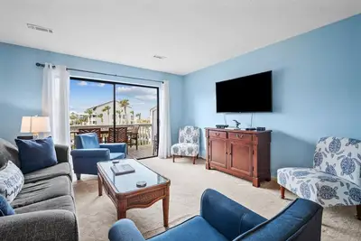 Image de Newly Renovated! Pool View and Short Walk to the Beach