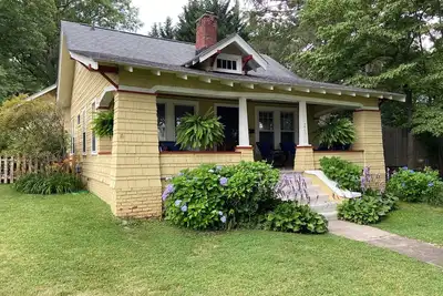 Image de Lovely Arts & Crafts Bungalow in downtown Black Mountain - 15mins from Asheville