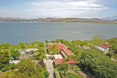 Image de Lakeside Mansion Waterfront Family Reunions + Events!