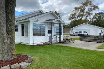 Image de Life is Better at the Lake! Over 120 ft of frontage on Houghton Lake!