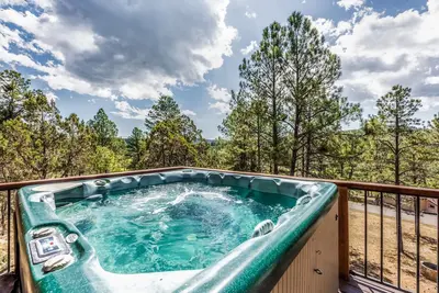 Image de Big Rock Chalet: Hot Tub • Forest Views • 4br Retreat
