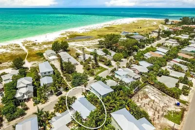 Image de Zen Beach Cottage: Beautiful ground level home steps to beach