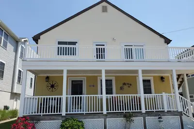 Image de 3 Br 2 Bath with yard and porch 1 Block to Harbor and 10 Min. Walk to Boardwalk