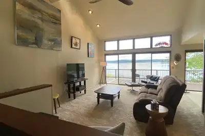 Image de Pnw Mcm 155ft Private Waterfront Gem on Raft Island w/Hot Tub by RedAwning