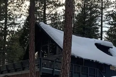 Image de Memory Making Remodeled Tahoe Cabin - Minutes to Ski Slopes and Lake
