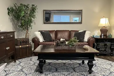 Image de Our Beautiful 2 Bedroom Deluxe Basement Suite w\/Ac & Ng fireplace, Kanaka Ridge