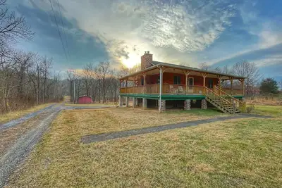 Image de Heaven Can Wait River Retreat- with hot tub!