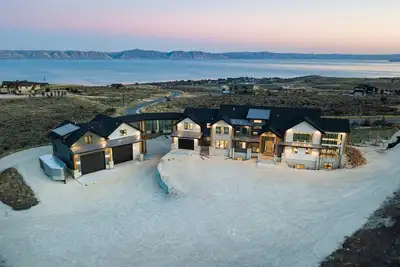 Image de Skybridge at Bear Lake: Sleeps 61 +14-optional condo, Private Beach, Theatre Rm