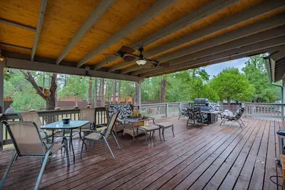 Image de Hilltop Hideaway: Pine Paradise, Spacious Deck, Walk to Rainbow Lake