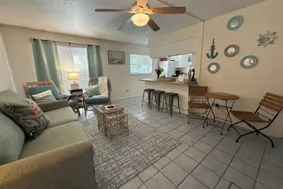 Image de Siesta Key 2br 1Bath unit Cozy Barefoot Bungalows 1500 ft from beach access#3