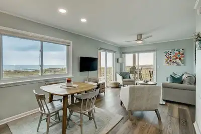 Image de Newly Renovated Ocean Front Condo with Wrap Around Deck and Private Beach Access