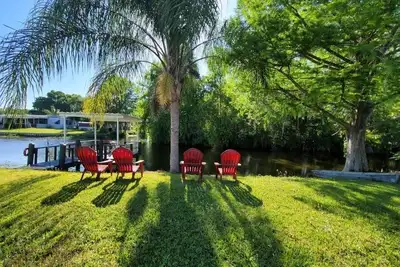 Image de Sweetwater Cottage - Waterfront and Pet Friendly! Canoe and kayaks provided!