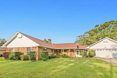 Image de Dog-Friendly Home with Private Pool & High-Speed WiFi - Near Beach & Boat Launch