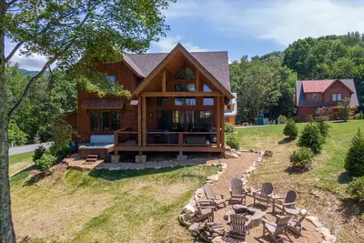 Image de Happy Trails - Pet friendly Eagles Nest with view, hot tub, fire pit