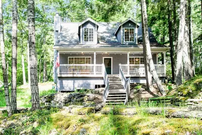 Image de Dreamy Retreat in the Woods W\/ Firepit, Fireplace, Free WiFi, Large Deck & More