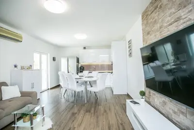 Image de Modern house w. large garden & children playground