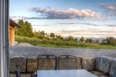 Image de \"Alpenblick 1 - Appartement de vacances\" avec vue sur les montagnes, Wi-Fi et terrasse.