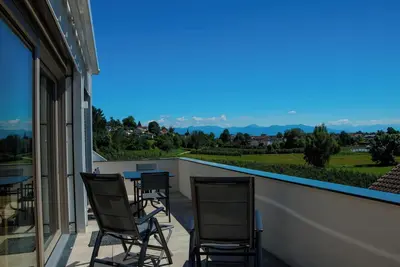 Image de \"Alpenblick 3 - Appartement de vacances\" avec vue montagne, Wi-Fi et balcon.