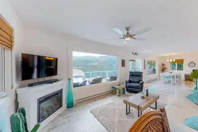 Image de Waterfront, dog-friendly gem with WiFi, boat access, grill, and private dock