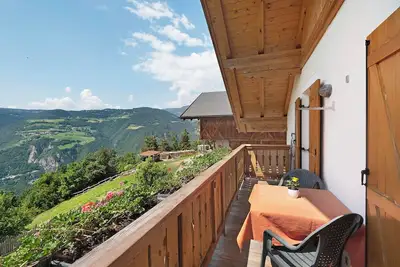 Image de Appartement \"Stinerhof - Panoramablick\" avec vue sur les montagnes, balcon et jardin