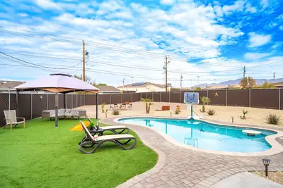 Image de Tranquil Waters: Pet Friendly Heated Poolside Retreat