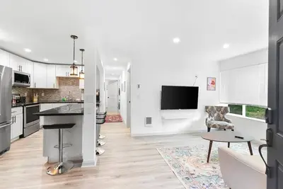 Image de Hillside in Seattle - updated and well appointed.