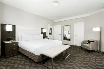 Image de Spacious Downtown Room Close to Public Transports | Pets Are Allowed