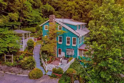 Image de 6 Suites! Walk to Gatlinburg! Game Room! Hot Tub!