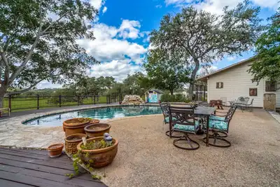 Image de Private Ranch. 13 acres with wild deer, huge home, pool, GameRoom, fire pit