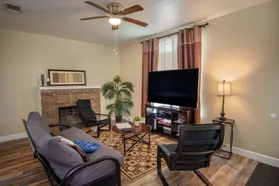 Image de Large 3br\/2ba Family Home w\/Patio Near Downtown!