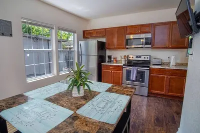 Image de Cozy Remodeled 2br/2ba Near Downtown Sleeps 8
