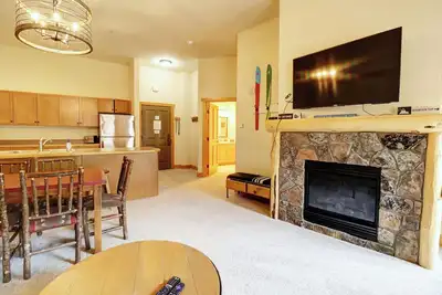 Image de Top-Floor Condo with Stunning Views, Hot Tub, and Vaulted Ceilings - Cs425