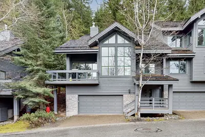 Image de Whistler Village Luxury Home, Hot Tub, Ski Access, Gas Fireplace, Mountain Views