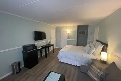 Image de Home style, cozy room a block from the beach