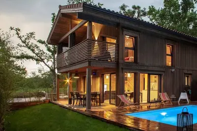 Image de Magnifique Maison D'architecte Bioclimatique en Bois Avec Piscine Chauffée