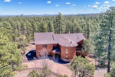 Image de New! Cabin in the pines w\/kids game room, fire pit and Bbq!