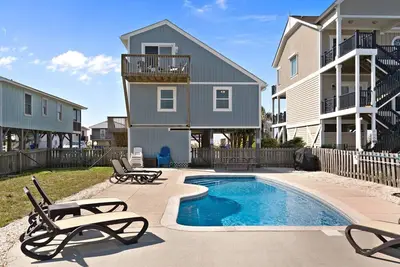 Image de Private pool, easy walk to the beach and a beautiful ocean views! Seaside Shenanigans