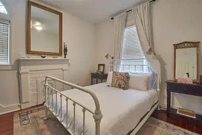 Image de Classic New Orleans Camelback right off Magazine!