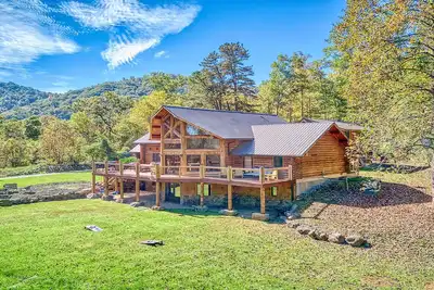 Image de Slps 24;12m town;7acre; huge yard; theatre+gmroom!