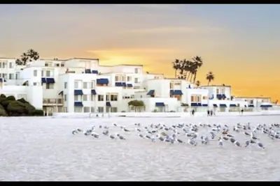 Image de On The Sand -Newly Remodeled With Outside Patio. Best Place In Hb