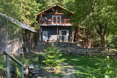 Image de Gorgeous guest house, mature setting, 1 minute to the lake.