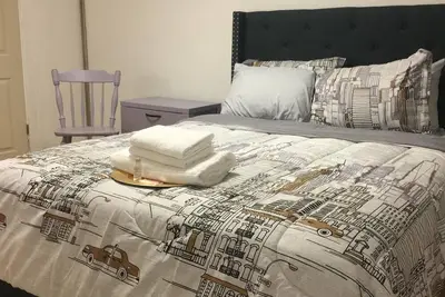 Image de frenchcottage at street city style, steps away to all the shops and restaurant.