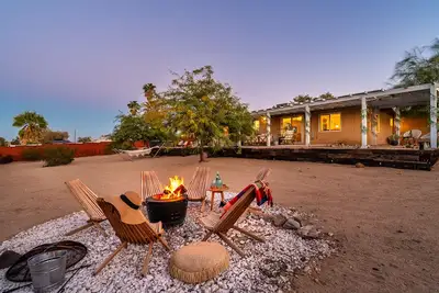 Image de ★Hot tub under the stars★ 3 King Beds, Desert Views, Fire Pit, Fast Wifi, Tesla